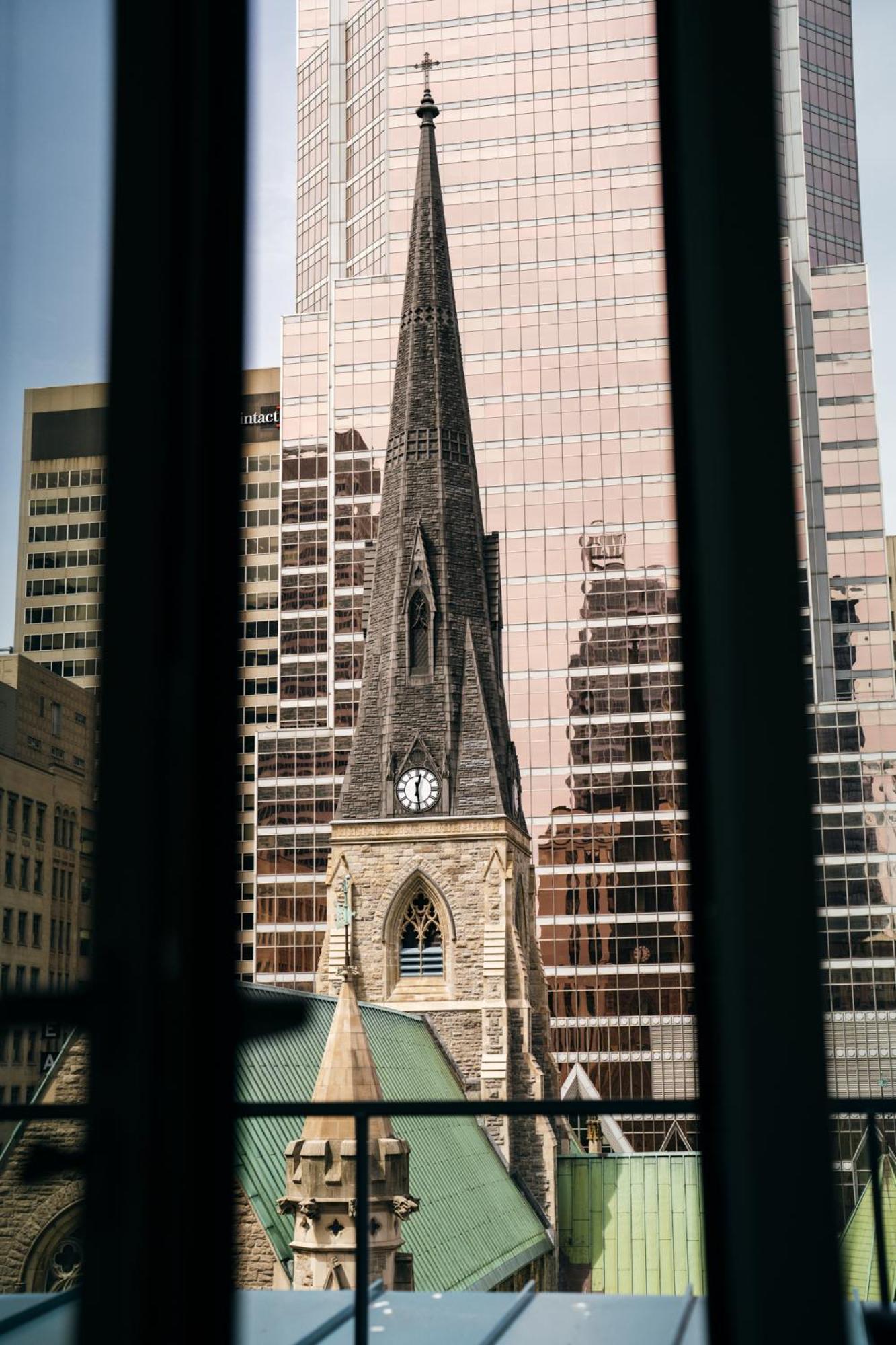 Hotel Birks Монреал Екстериор снимка The bell tower of St Andrew's Church, Perth