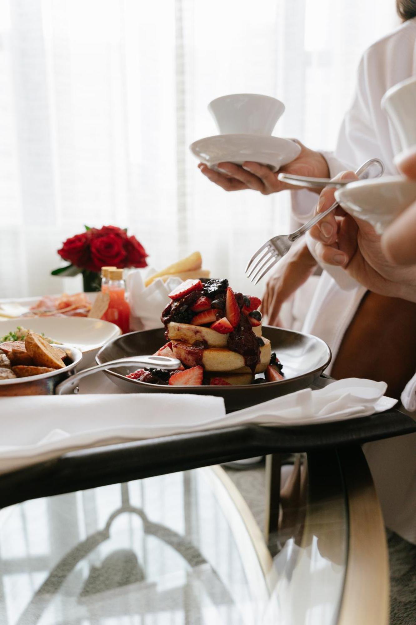 Hotel Birks Монреал Екстериор снимка A woman eating a dessert