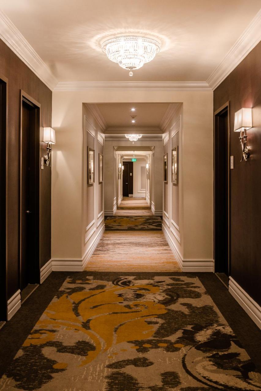 Hotel Birks Монреал Екстериор снимка A corridor at the hotel