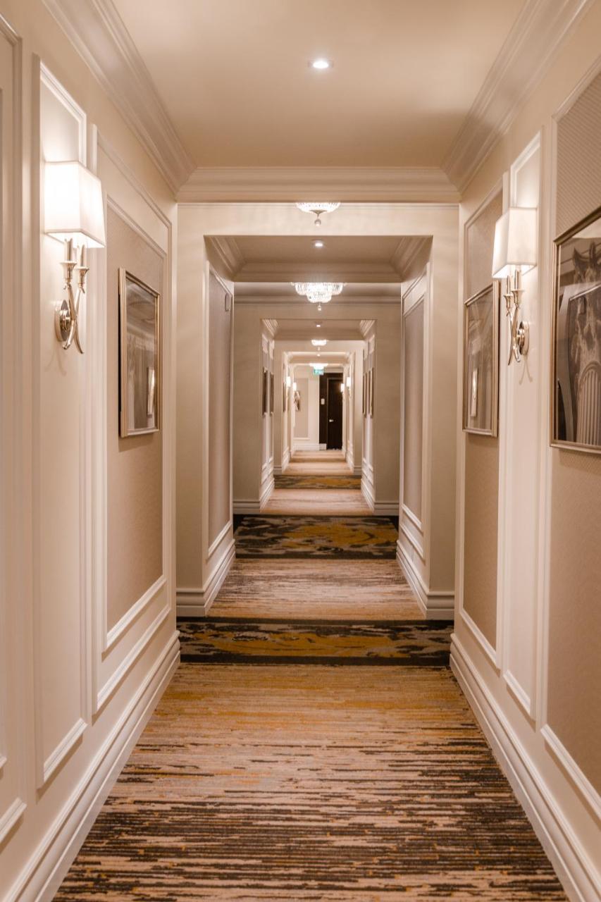 Hotel Birks Монреал Екстериор снимка A corridor at the hotel