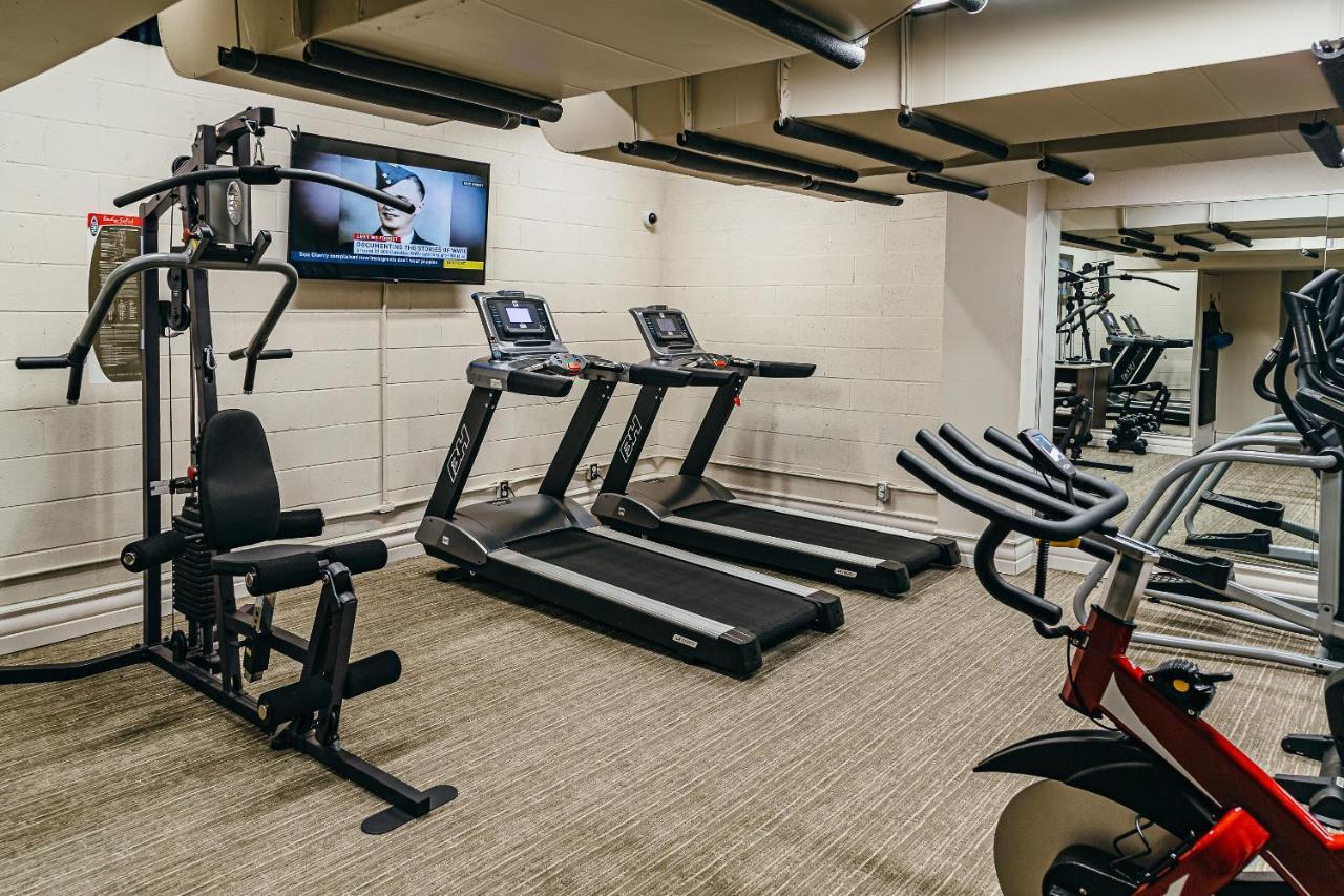 Hotel Birks Монреал Екстериор снимка A gym in a hotel